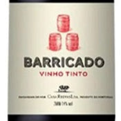 O Barricado Vinho Tinto é elaborado a partir de uma mistura de uvas Aragonês, Alicante Bouschet, Trincadeira e Touriga Nacional. Este vinho passa por um estágio de 6 meses em barricas de carvalho, o que intensifica seu sabor e aroma.