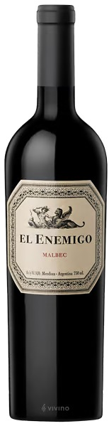 El Enemigo Malbec, um vinho tinto de alta qualidade vindo diretamente das vinhas argentinas. Com um sabor encorpado e notas distintas de frutas, este Malbec é a escolha perfeita para harmonizar com carnes suculentas e queijos variados. Disponível em garrafas de 750ml, cada gole promete uma experiência única e sofisticada.