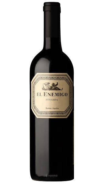 Vinho Tinto El Enemigo Bonarda. Esta exótica bebida argentina é ideal para elevar seus jantares, harmonizando perfeitamente com massas, carnes vermelhas e uma variedade de queijos. Apresentado em uma garrafa de 750ml.