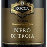 Rocca Nero di Troia é um vinho tinto italiano que se destaca pela sua origem na região da Puglia, especificamente na Denominação de Origem Controlada (DOC) "Gioia del Colle". Harmoniza com carnes e queijos.