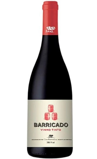 Barricado Tinto é um vinho português que se destaca pela sua qualidade e sabor e aroma de frutas vermelhas e especiarias. Elegante e frutado com taninos equilíbrio e boa acidez, um típico vinho português, muito apreciado por amantes do vinho.