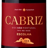 O Vinho Tinto Cabriz Escolha DOC Dão 2016 é uma verdadeira experiência sensorial, proveniente da Região Demarcada do Dão em Portugal. Harmoniza com peixes e queijos.