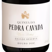 O Quinta da Pedra Cavada Reserva é um vinho tinto português premium da prestigiada região do Douro, ideal para harmonizar com carnes vermelhas suculentas e queijos refinados. Este vinho exala elegância e complexidade, proporcionando uma experiência sensorial única.